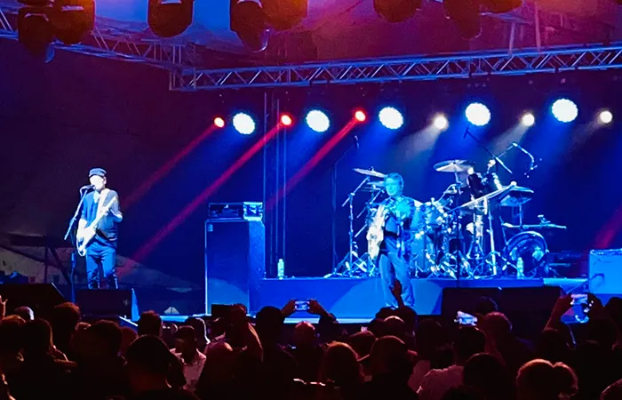 Call The Police — Concierto